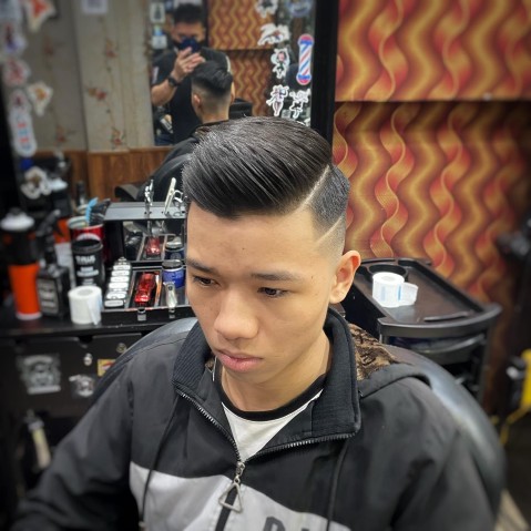 Pompadour mid fade trẻ trung phù hợp nhiều phong cách