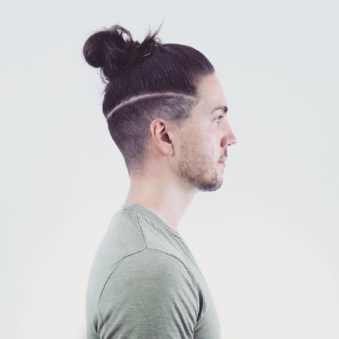 Top knot kết hợp undercut cá tính mạnh mẽ