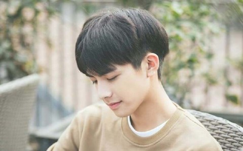 Two block middle part là gì? Kiểu tóc hot được giới trẻ yêu thích